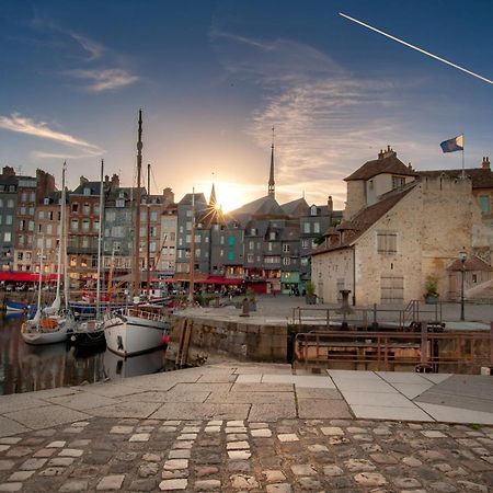 Le Patio / Les Suites Romantiques Du Grenier A Sel Honfleur Exterior photo