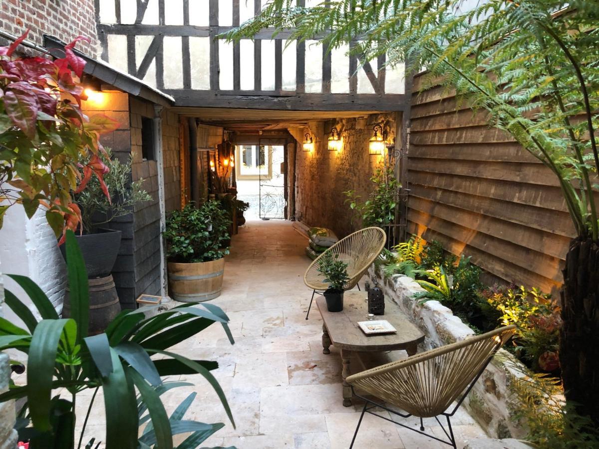 Le Patio / Les Suites Romantiques Du Grenier A Sel Honfleur Exterior photo
