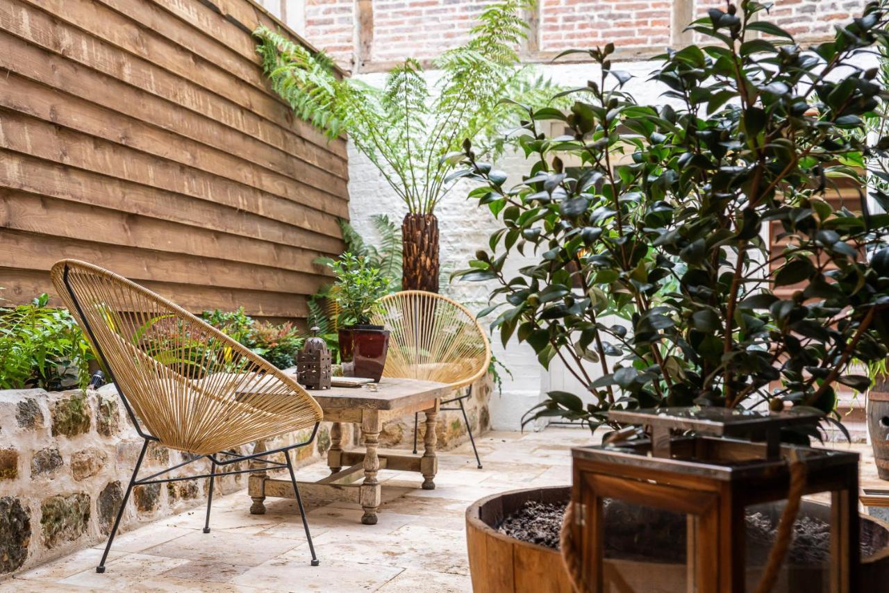 Le Patio / Les Suites Romantiques Du Grenier A Sel Honfleur Exterior photo