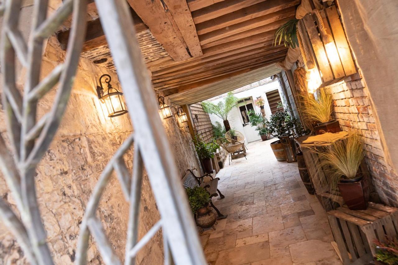 Le Patio / Les Suites Romantiques Du Grenier A Sel Honfleur Exterior photo