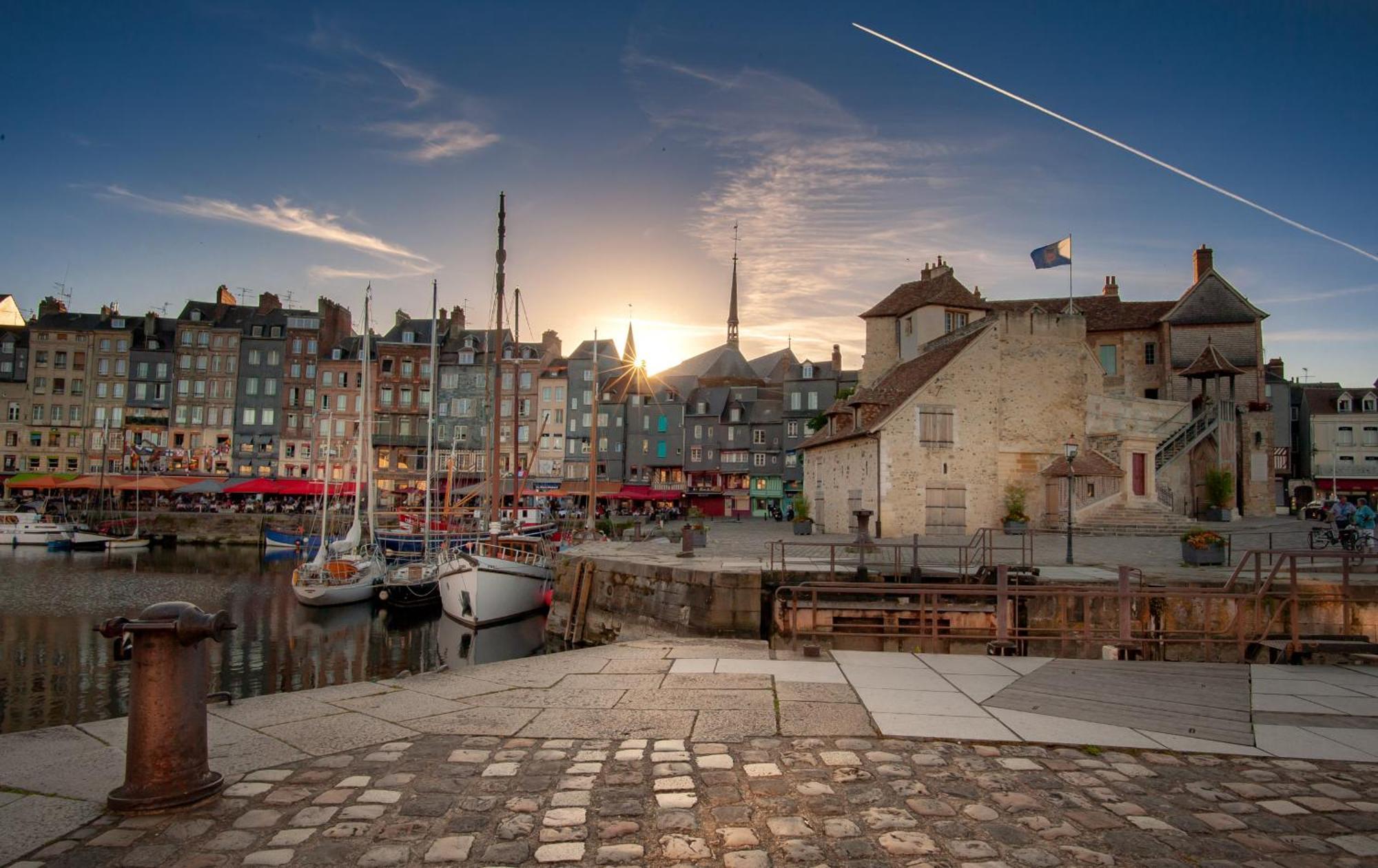 Le Patio / Les Suites Romantiques Du Grenier A Sel Honfleur Exterior photo