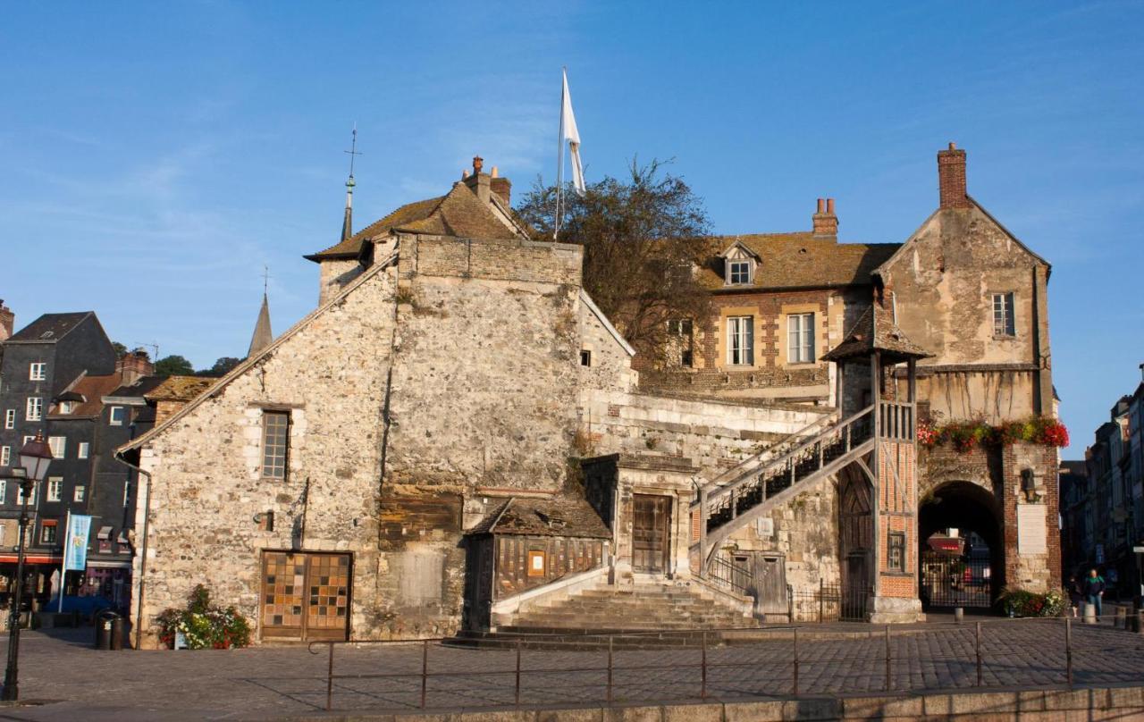 Le Patio / Les Suites Romantiques Du Grenier A Sel Honfleur Exterior photo