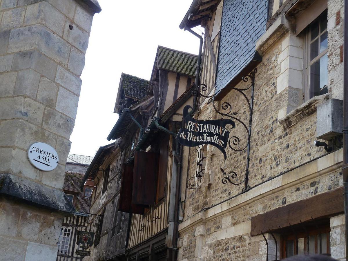 Le Patio / Les Suites Romantiques Du Grenier A Sel Honfleur Exterior photo